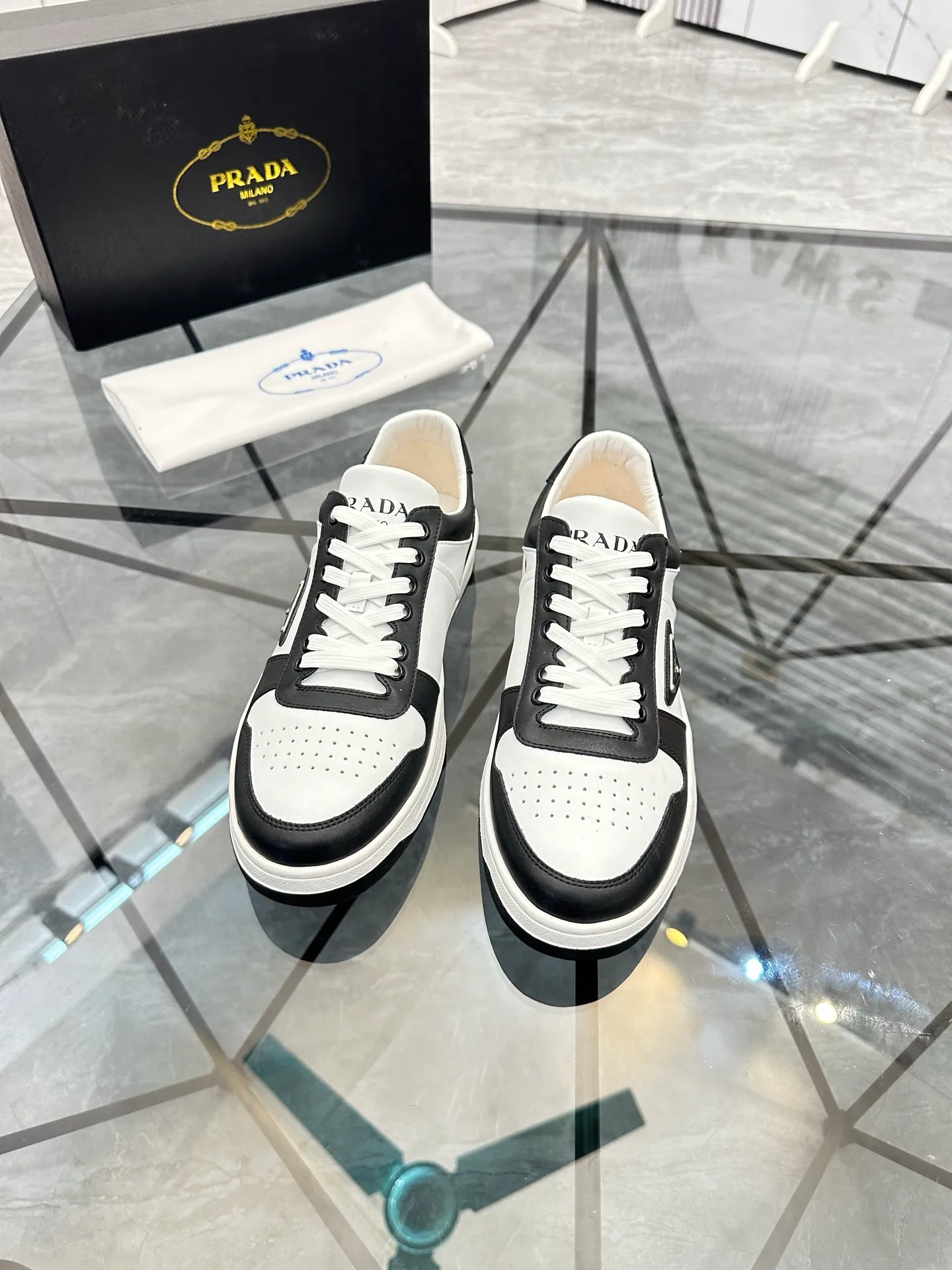 Men's shoes: 💰P400¥ Product trademark: Prada *"Prada*" low-top casual shoes Regular size: 38-44 (can be customized to 45) Product materials: imported cowhide upper, sheepskin lining, original outsole. Number: 020